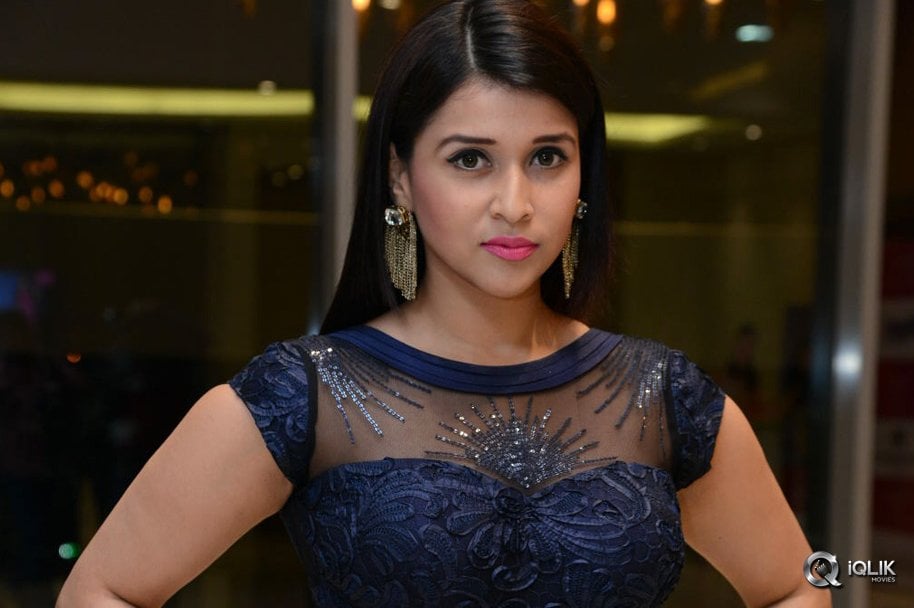 Mannara-Chopra-at-Miss-Twin-Cities-2016-Fashion-Show